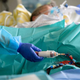 Un médico atiende a un paciente en la unidad de cuidados intensivos covid-19 en el Hospital Universitario de Leipzig el 18 de noviembre de 2021 en Leipzig, Alemania